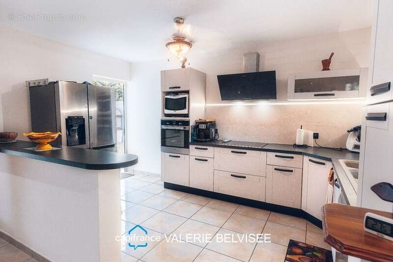 Villa familiale f5 avec piscine, vue dégagée et superbes volumes – saint-louis - photo 4