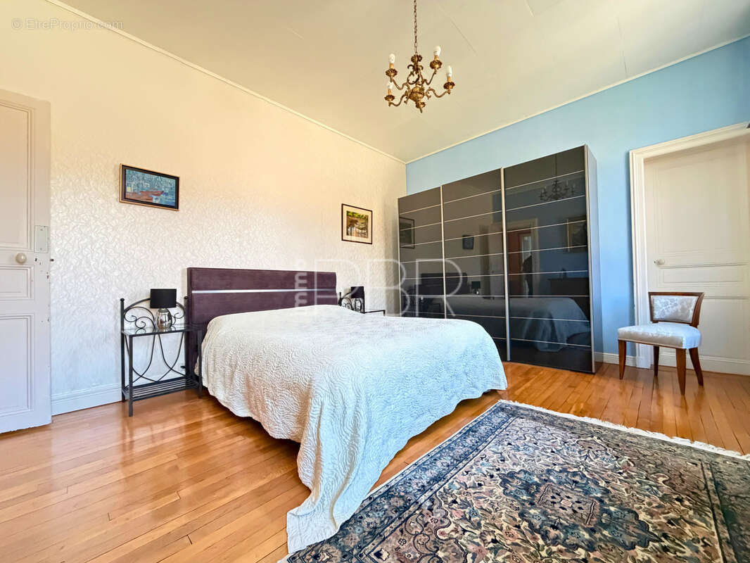 Corps de ferme avec maison T10 individuelle et dépendances - photo 11