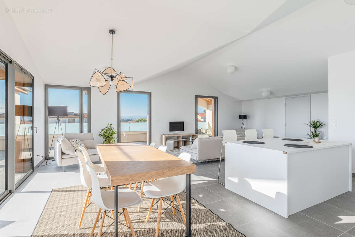 Appartement à LA TOUR-DE-SALVAGNY