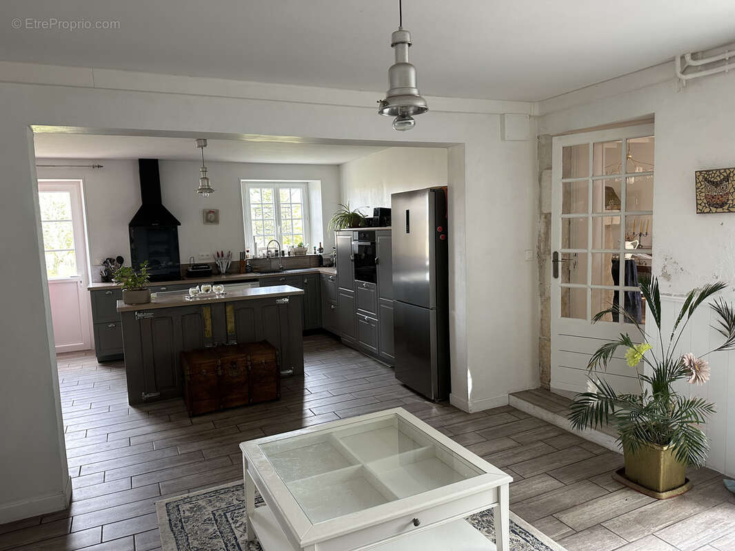 Maison de caractère au cœur de la campagne charentaise. - photo 2
