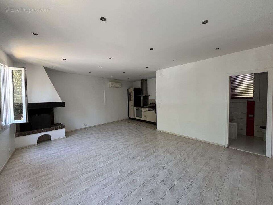 SÉJOUR/SALON AVEC CHEMINÉE - Appartement à VILLENEUVE-LOUBET