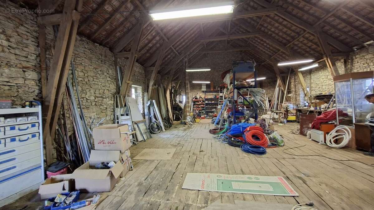 Grange en pierre de 360 m² à rénover ! - photo 10