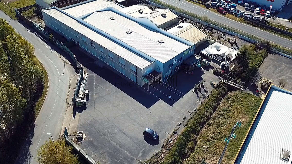Local commercial auch de 2 600m2 - photo 14