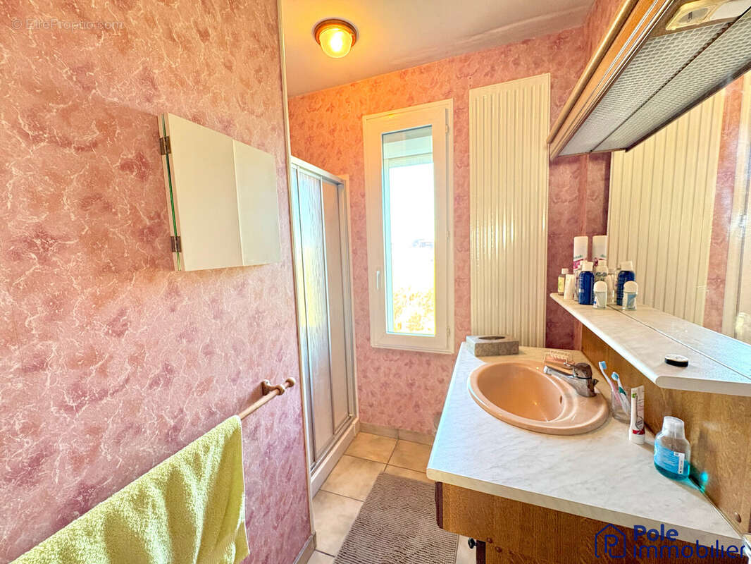 Salle d'eau rdc - Maison à MONDEVILLE