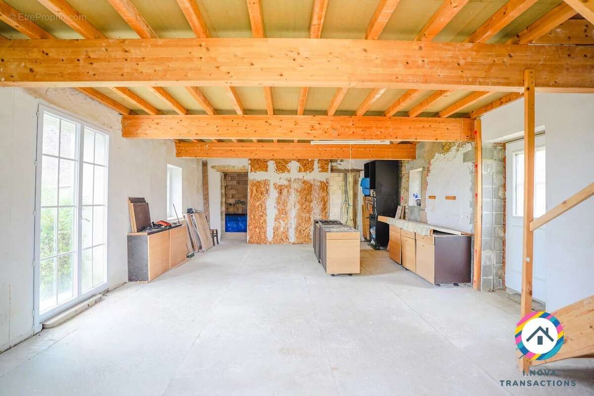 Charme, volume et vue campagne. Ancienne grange en pierre de 160m² - photo 9