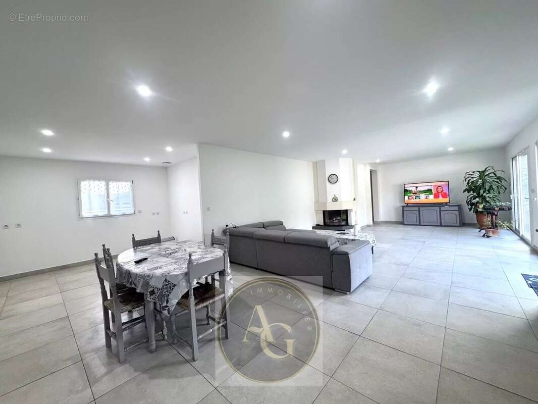 Maison à VILLENEUVE-LA-COMPTAL