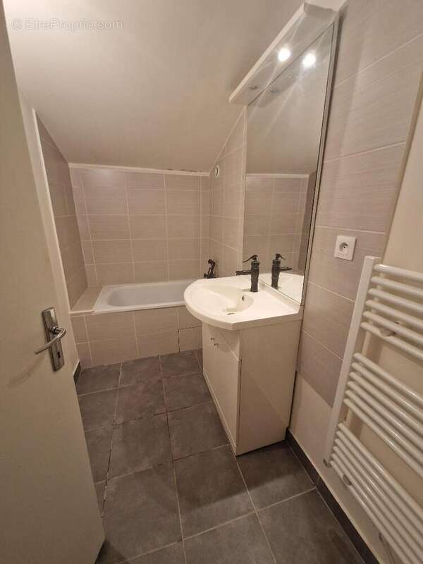   - Maison à GIVORS