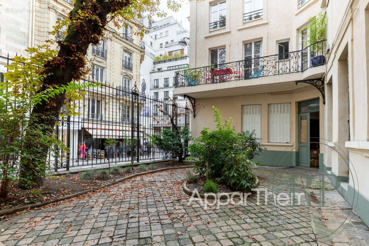 Commerce à PARIS-9E