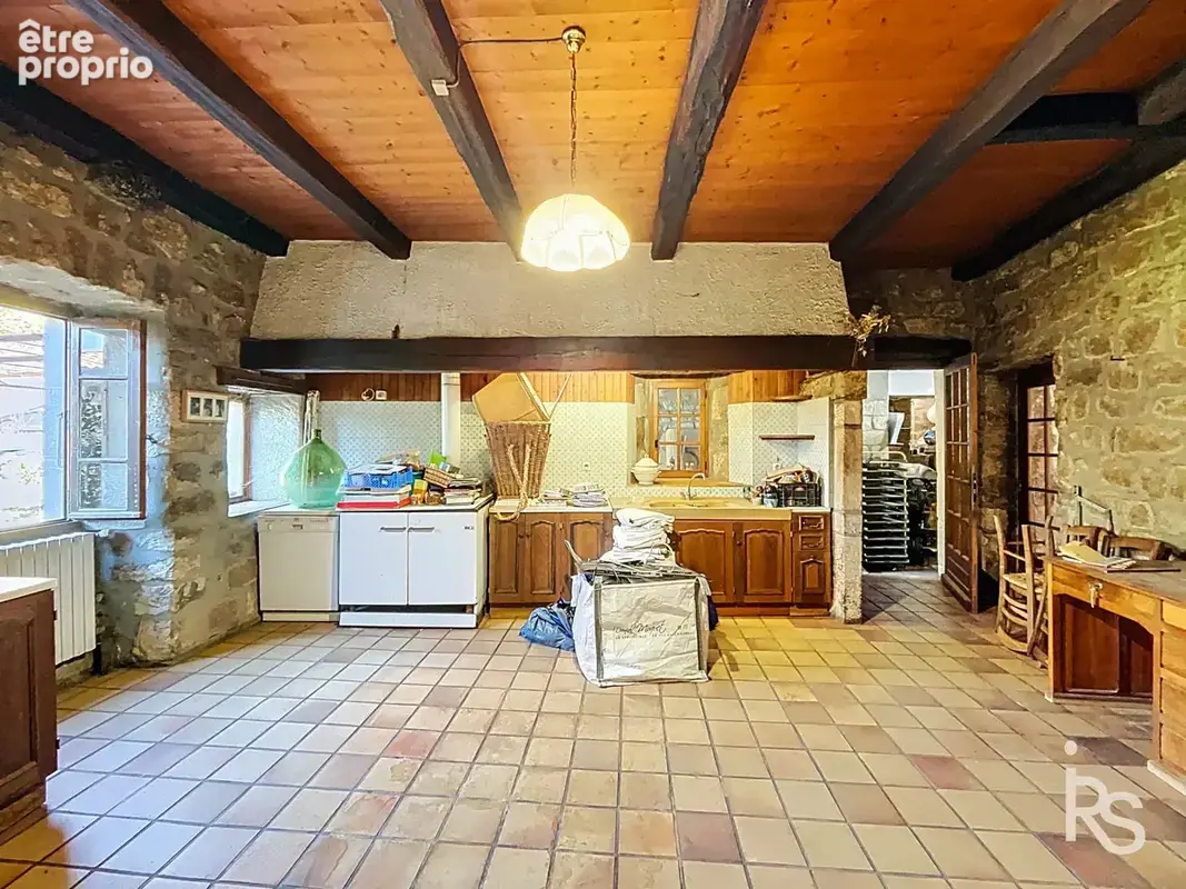 Un ensemble de deux maisons en pierre A RENOVER de 221 m2, 8,78 ha de terrain dont 3440 m2 proche. - photo 9