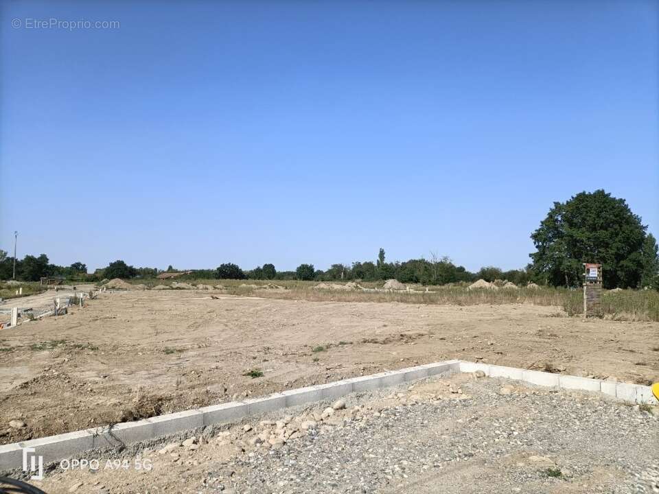 Terrain à CAZERES
