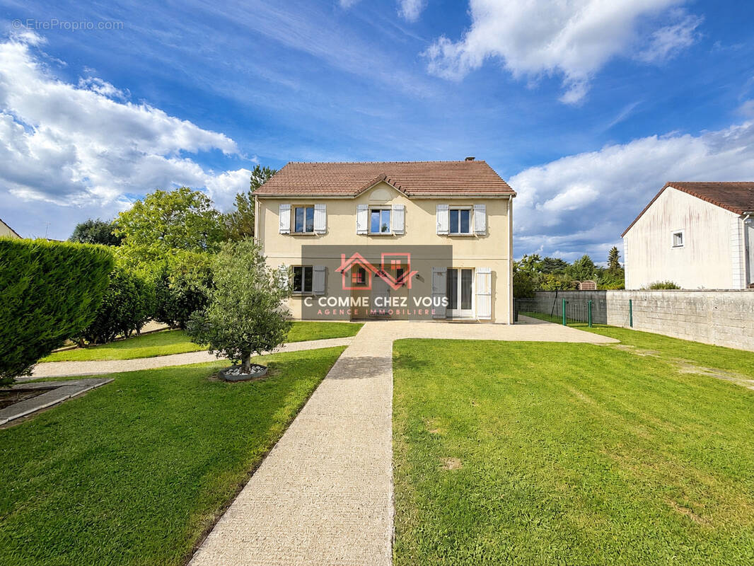 Maison à FEROLLES-ATTILLY