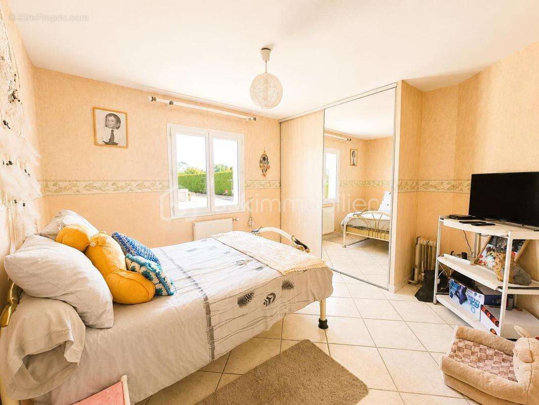 Maison familiale de plain-pied de 170 m² avec 2 830 m² de terrain - photo 6