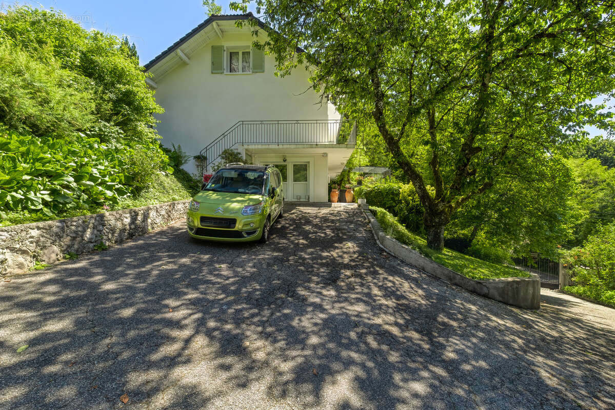 St Jean d'Arvey - Chambéry Savoie - Très belle maison de 6 pièces de 250 m2 - Terrain 3200 m2 - Vue luxuriante - photo 15