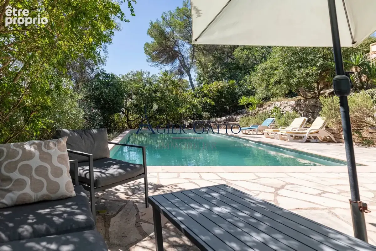 Roquefort-les-Pins -Une propriété au cœur de la verdure, conjuguant beaux volumes intérieurs, piscine et généreux espaces extéri - photo 5