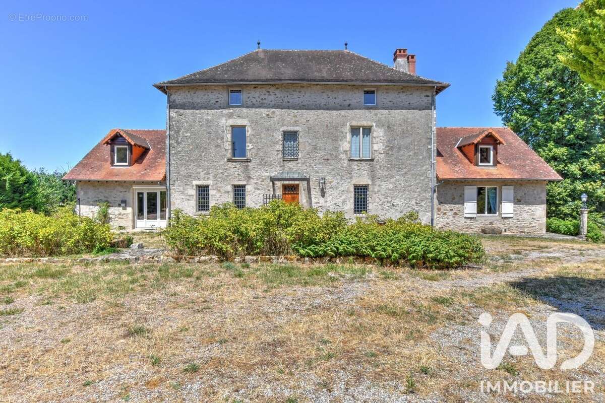 Maison 380 m² à Saint-Leonard-De-Noblat  - photo 2