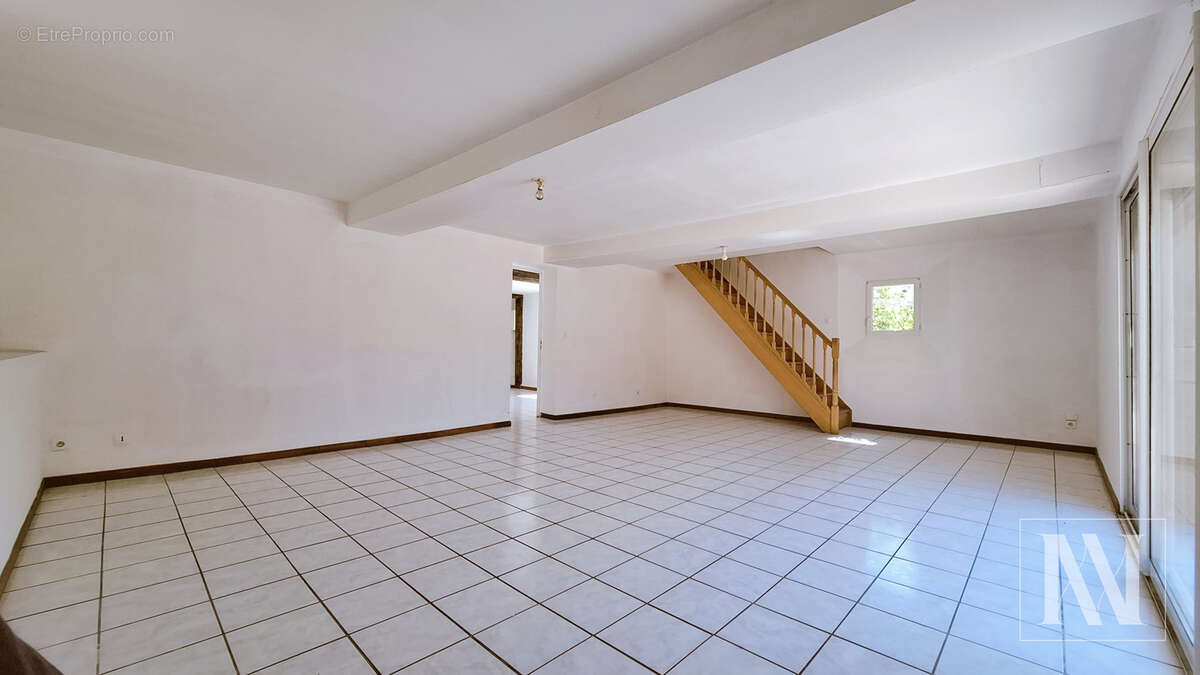Maison familiale aux beaux volumes avec fort potentiel d'aménagement - photo 9