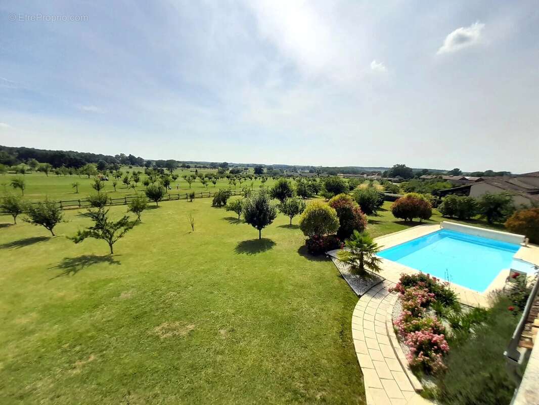 Superbe villa avec piscine sur le domaine du prestigieux Château des Vigiers Golf and Country Club - photo 5