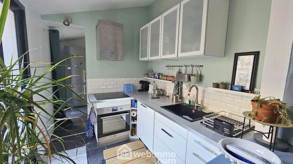 Une cuisine équipée et meublée.