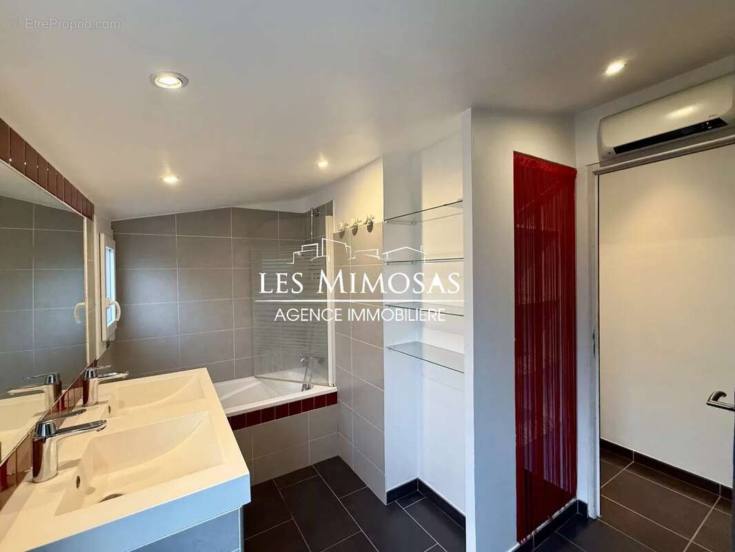 Maison à ROQUEBRUNE-SUR-ARGENS