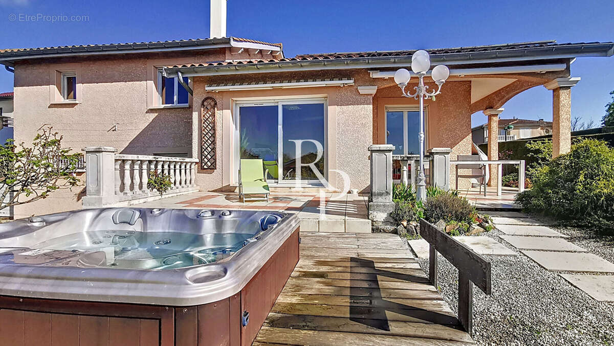 Maison à GREZIEU-LA-VARENNE