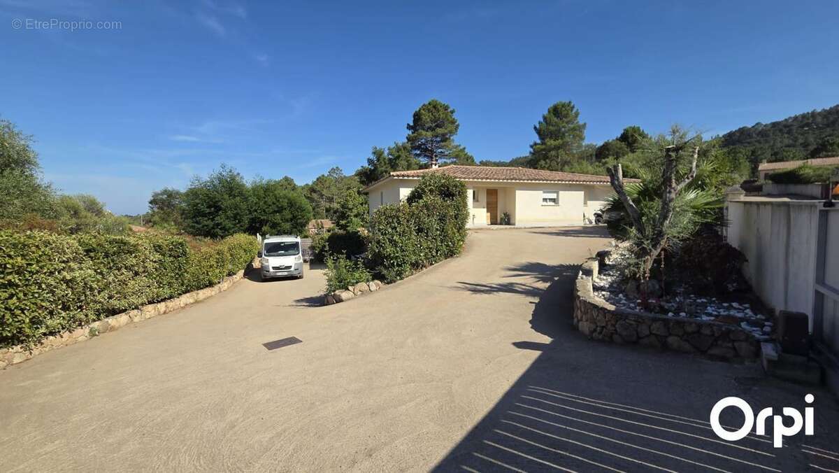 A vendre - Villa contemporaine avec piscine et appartement indépendant - photo 4
