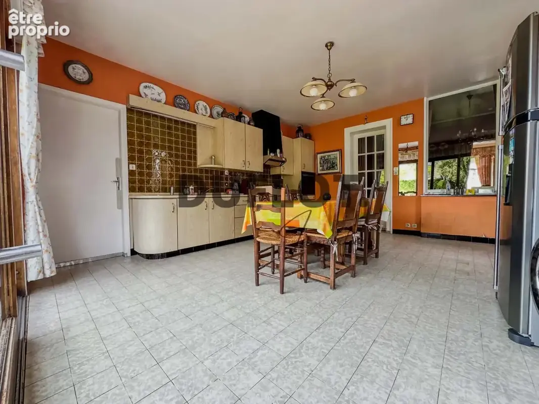 Grande mitoyenne atypique avec 2 grands garages et superbe extérieur - photo 9