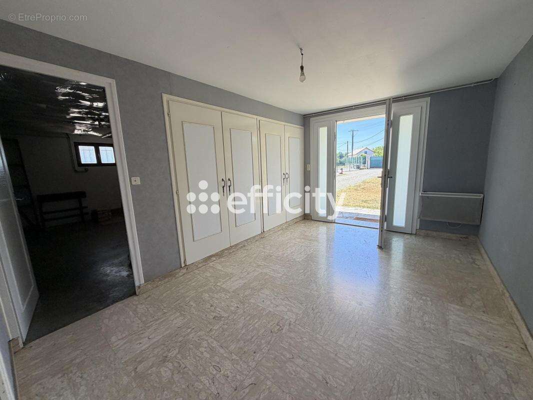 Maison 275 m² à Neronde-Sur-Dore  - photo 11