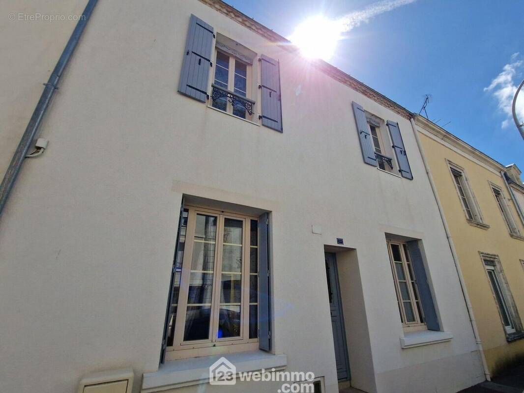 Façade côté rue. - Maison à LA ROCHE-SUR-YON
