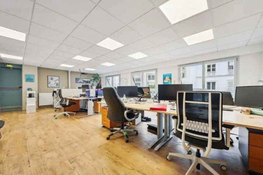 Commerce à PARIS-8E