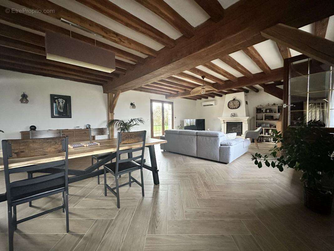 Maison à TREMBLAY-LES-VILLAGES