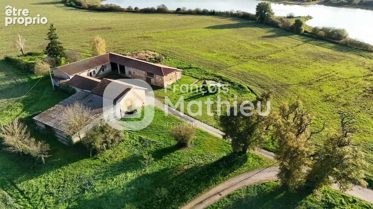 SAINT MARCEL : Corps de ferme à rénover 4.5 hectares libres - photo 2
