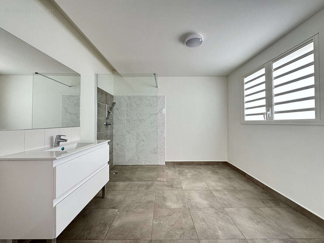 A VENDRE - Bellepierre - Appartement T4 neuf de 173 m2 de surface totale dans une copropriété de standing - photo 10