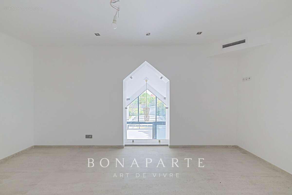 ANTONY centre – Maison récente de 230 m² avec ascenseur, piscine 8x4 et dépendances sur terrain de 1 150 m² - photo 9