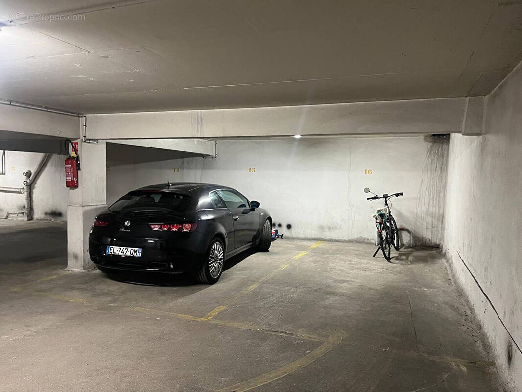 Parking à PARIS-7E
