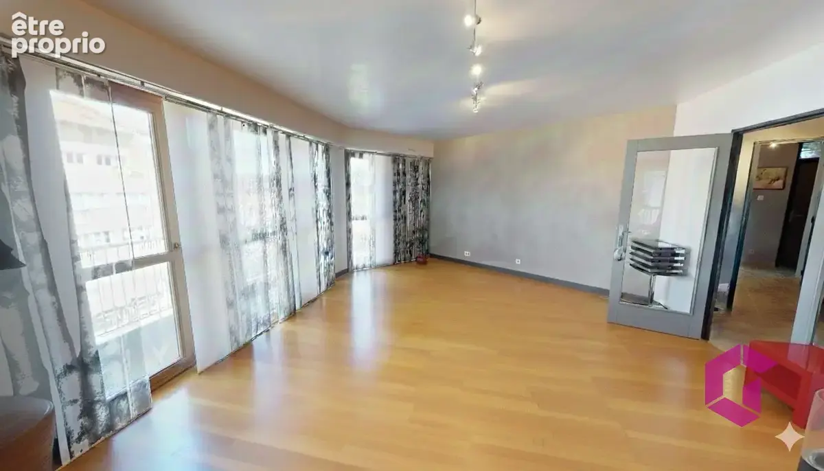 EXCLUSIVITE ! bel Appartement T4/T5 avec une architecture originale avec 2 balcons, cave et box , habitable de suite - photo 6