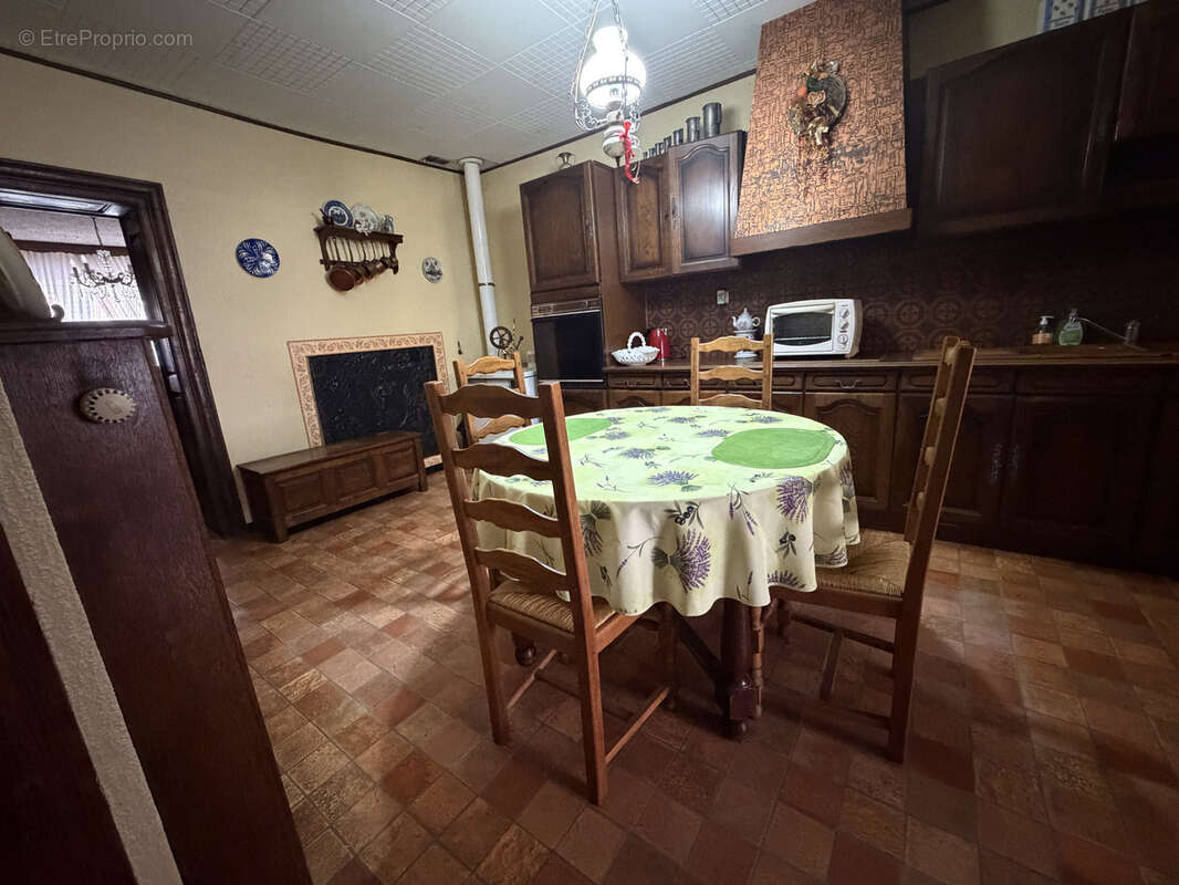 Maison mitoyenne F5 avec grange et dépendances sur 17,26 are - photo 4