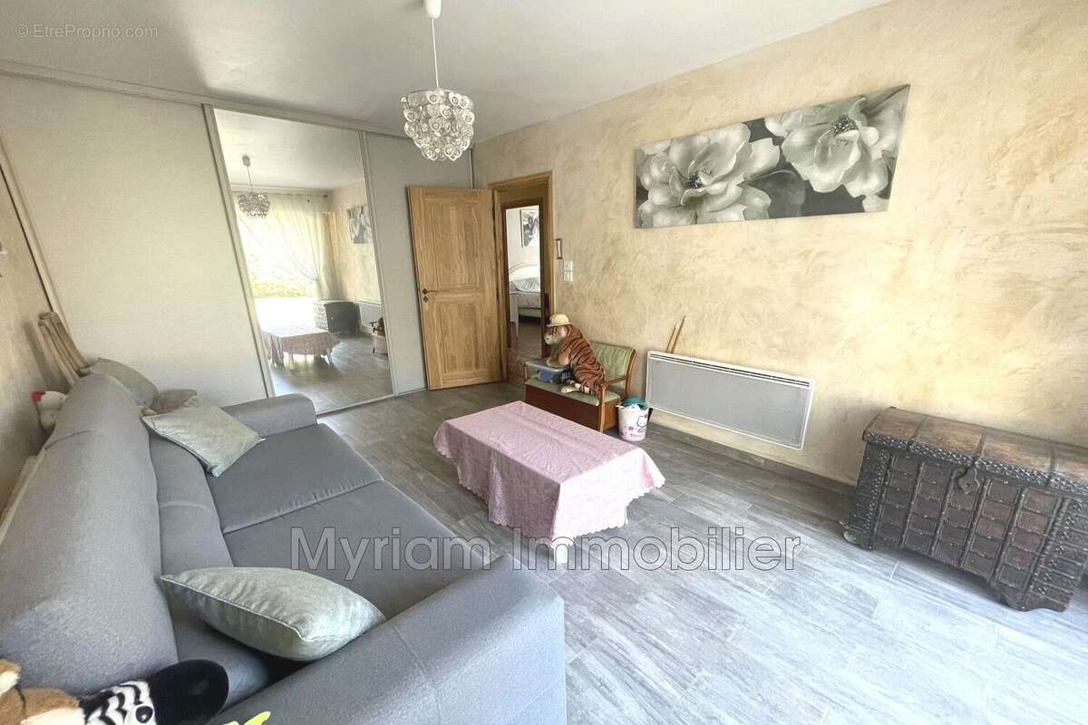 Maison à SAINT-CEZAIRE-SUR-SIAGNE