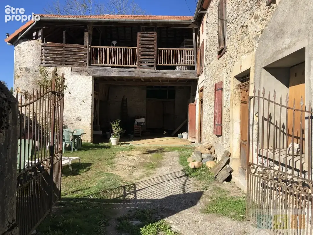 Maison ancienne en pierre et dépendances sur terrain de 362 m² - photo 2