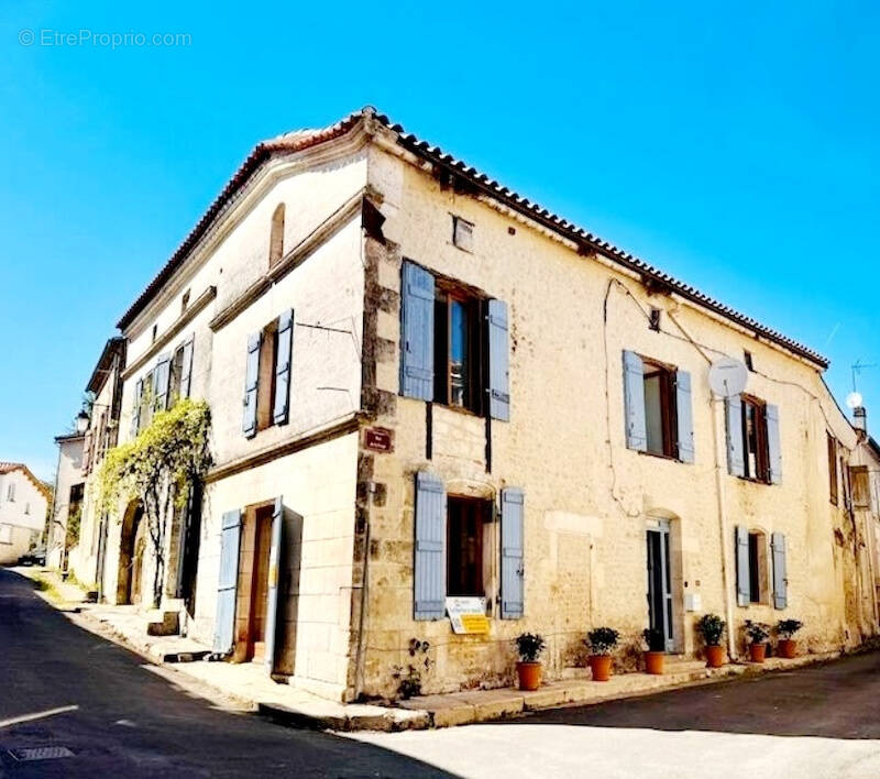 Maison à SALLES-LAVALETTE