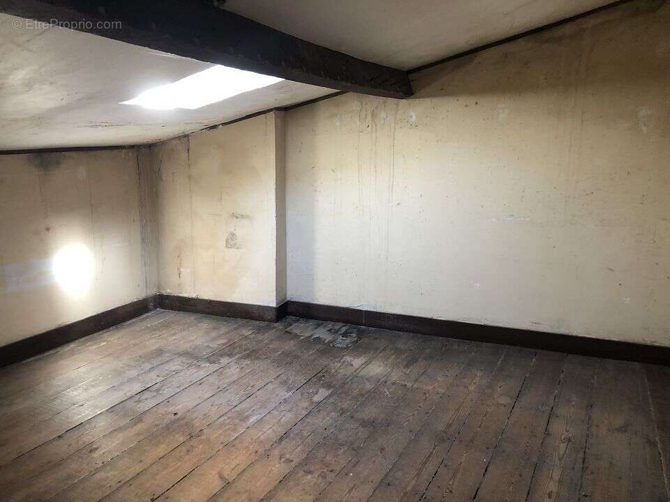 batiment à rénover deux étages, deux chambres, un comble, - Maison à PAUILLAC