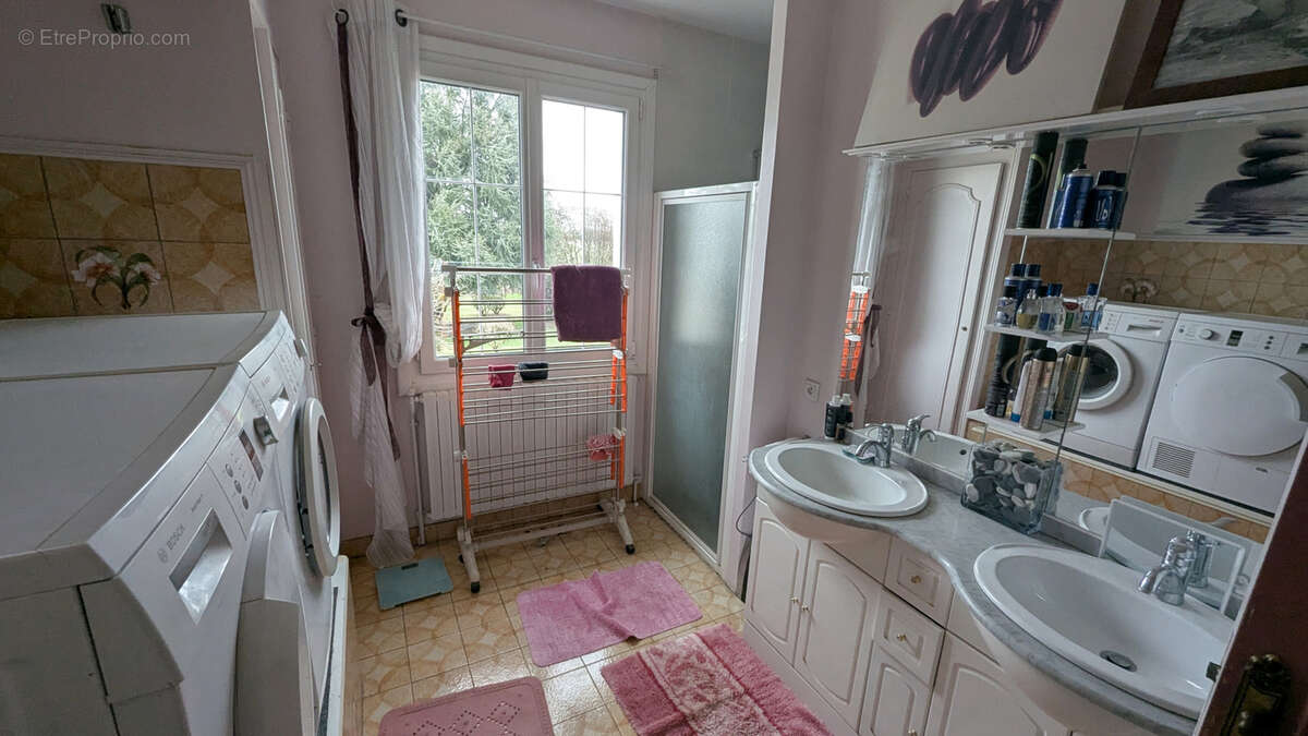 Saint gelais - maison de 120 m2 habitable 3 ch grand terrain et dependances - photo 6