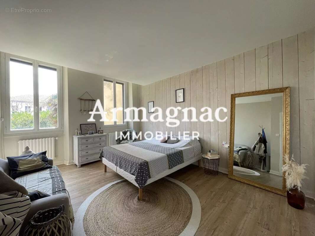 Maison à VIC-FEZENSAC