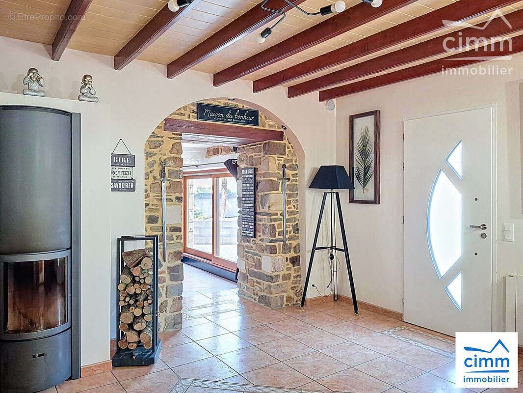Entrée et son Poêle  - Maison à JANZE