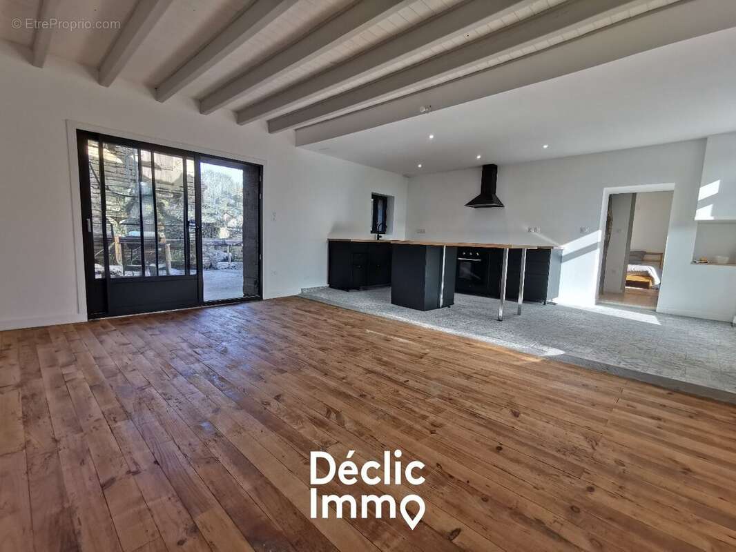 La Rochénard (79)  Maison en pierre entièrement rénovée  121 m²  Environnement calme - photo 4