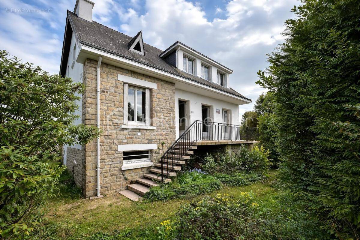 Le Bono – Maison familiale de 125 m² à rénover, à pied du port et des commerces - photo 1