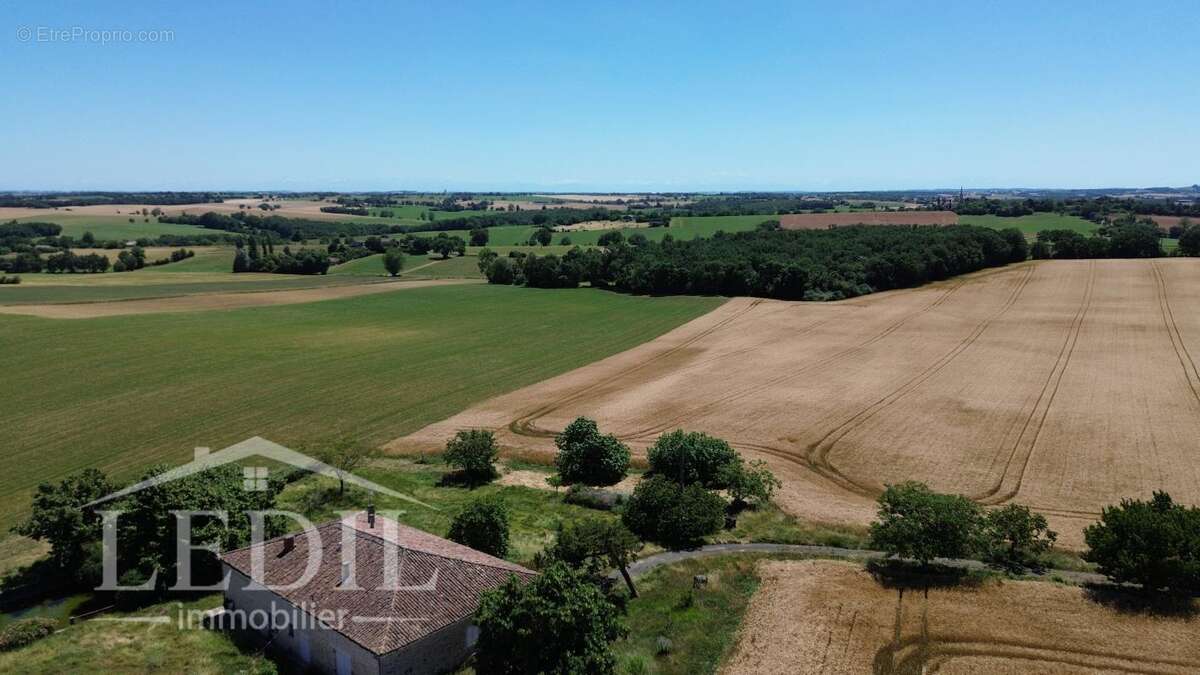Corps de ferme en pierre avec vue panoramique sur la campagne gersoise et les Pyrénées - photo 6