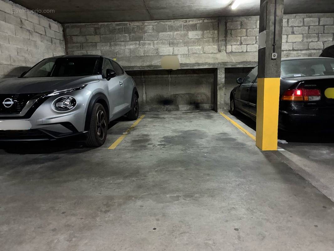 Parking à PARIS-17E