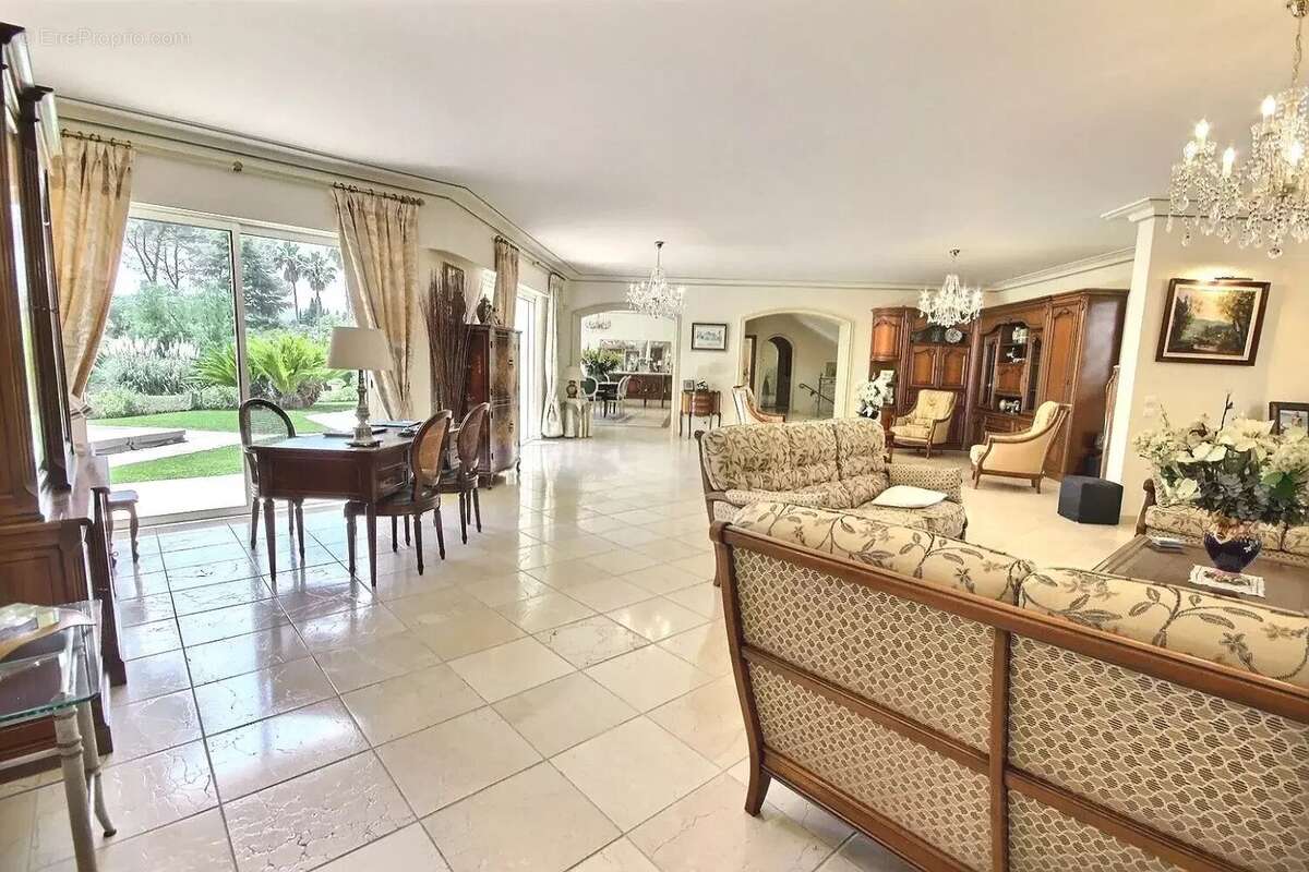A vendre à  Mougins belle Propriété de 430 m² sur un Terrain de 5 500 m2 - photo 9
