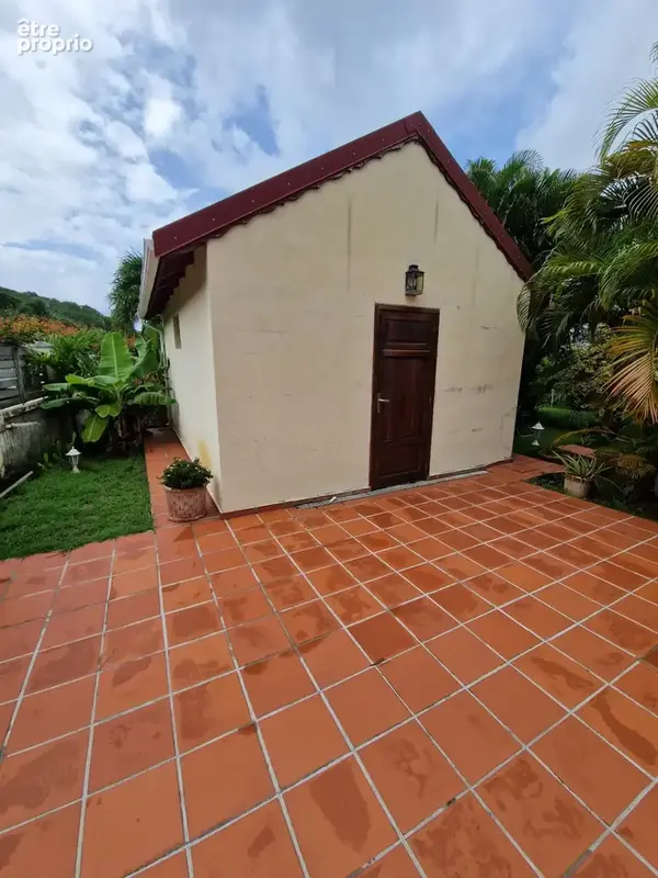 DESHAIES, Villa plage à pied, 2 bungalow, garage et piscine, sur 1 965 m² de terrain arboré - photo 10