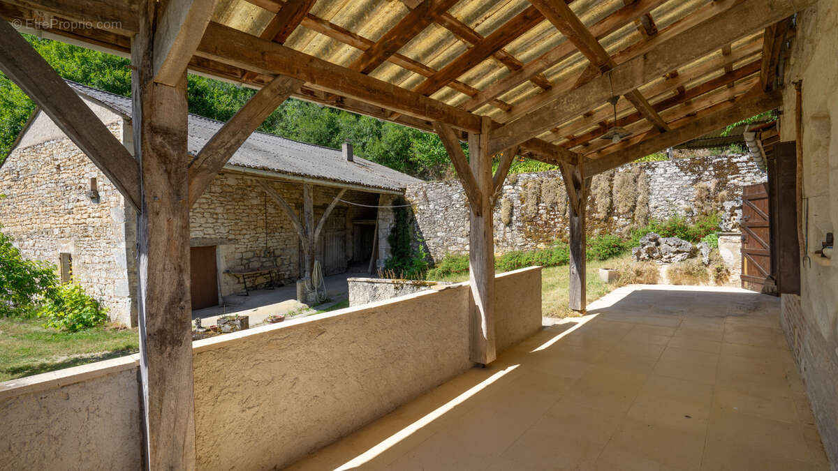 Propriété quercynoise à rénover avec dépendances et 6950 m2 terrain avec source - photo 9